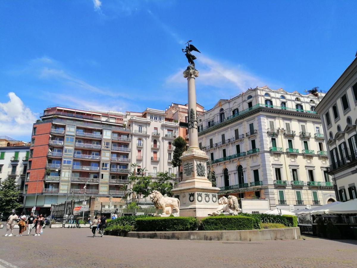 Vivaldo Suite Piazza Dei Martiri - Guest House เนเปิลส์ ภายนอก รูปภาพ